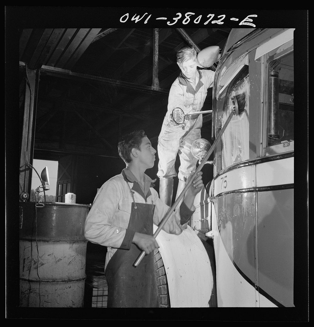 Bus trip from Knoxville, Tennessee to Washington, D.C.. Sourced from the Library of Congress.