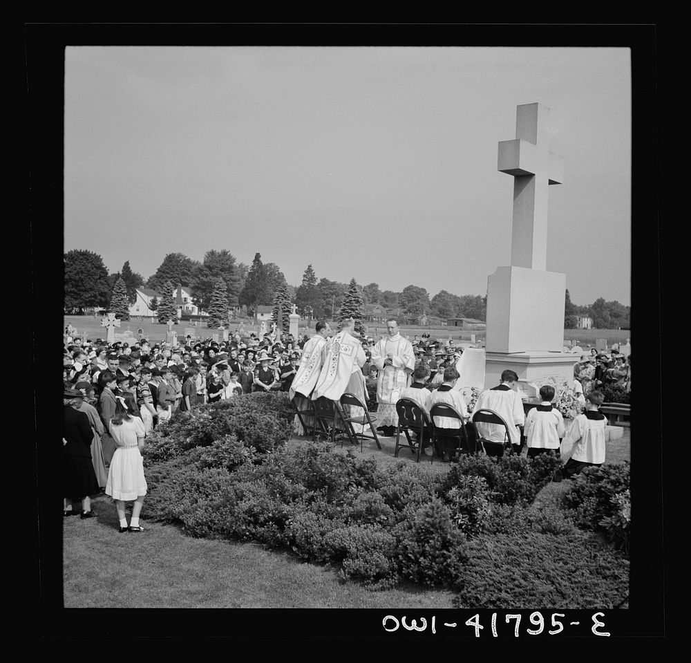 Southington, Connecticut. On Memorial Day the Catholic congregation is gathering in the Saint Thomas cemetery for an outdoor…