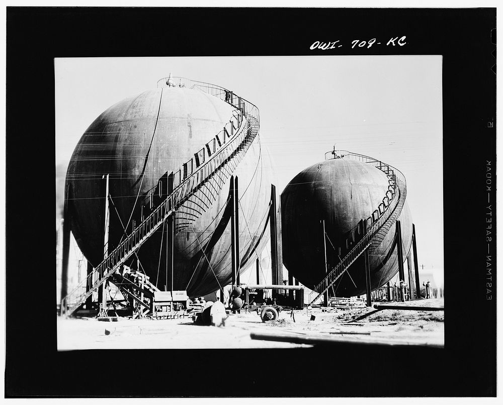 Borger, Texas. High-pressure storage tanks at the Phillips refinery. Sourced from the Library of Congress.
