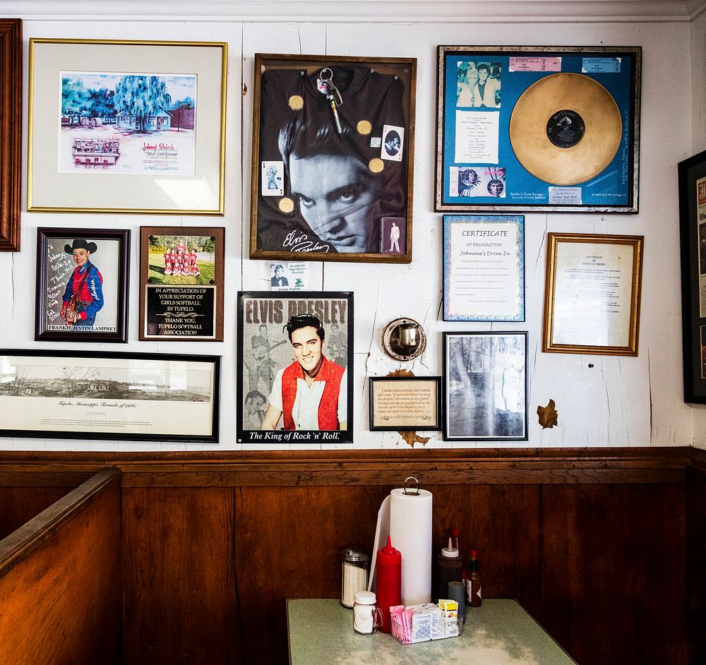 Johnnie's Drive-in restaurant in Tupelo, Mississippi. Original image from Carol M. Highsmith&rsquo;s America, Library of…