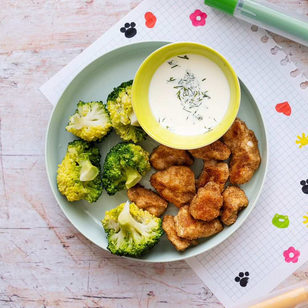 Kids food, chicken nuggets and broccoli 