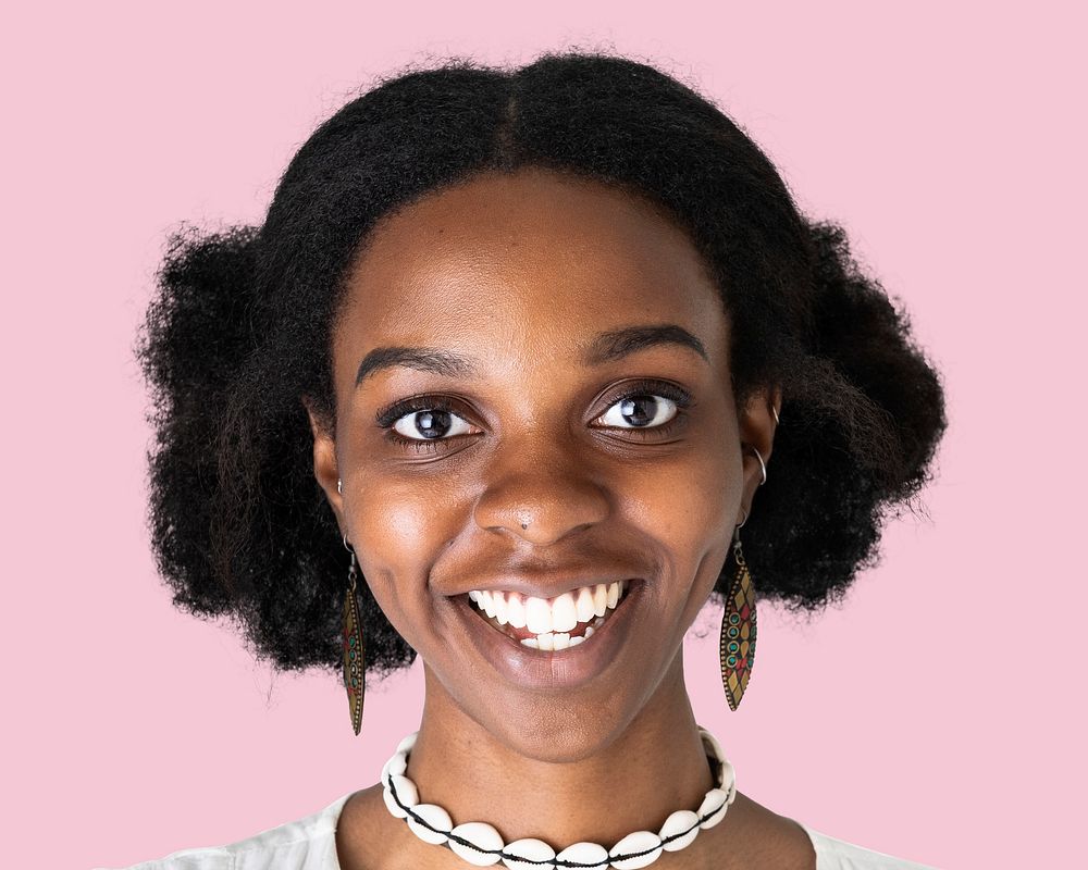 Happy African young woman, face portrait psd