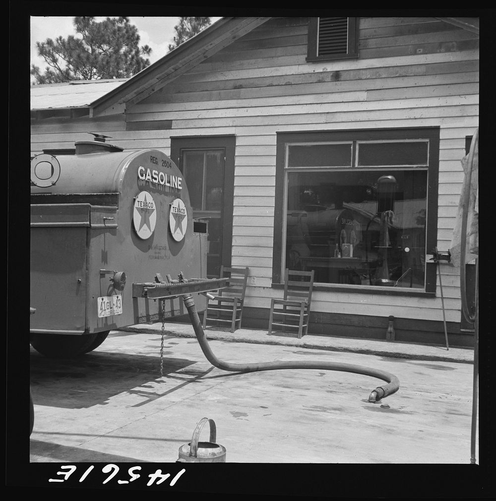 Gas station and lunch room near Yulee, Florida. Sourced from the Library of Congress.