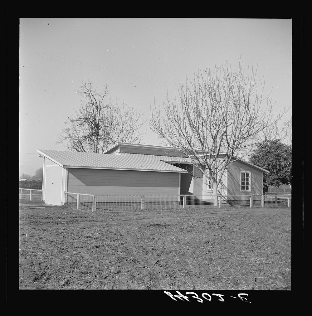 Exterior view, manager's house. Visalia migratory labor camp, California. Sourced from the Library of Congress.