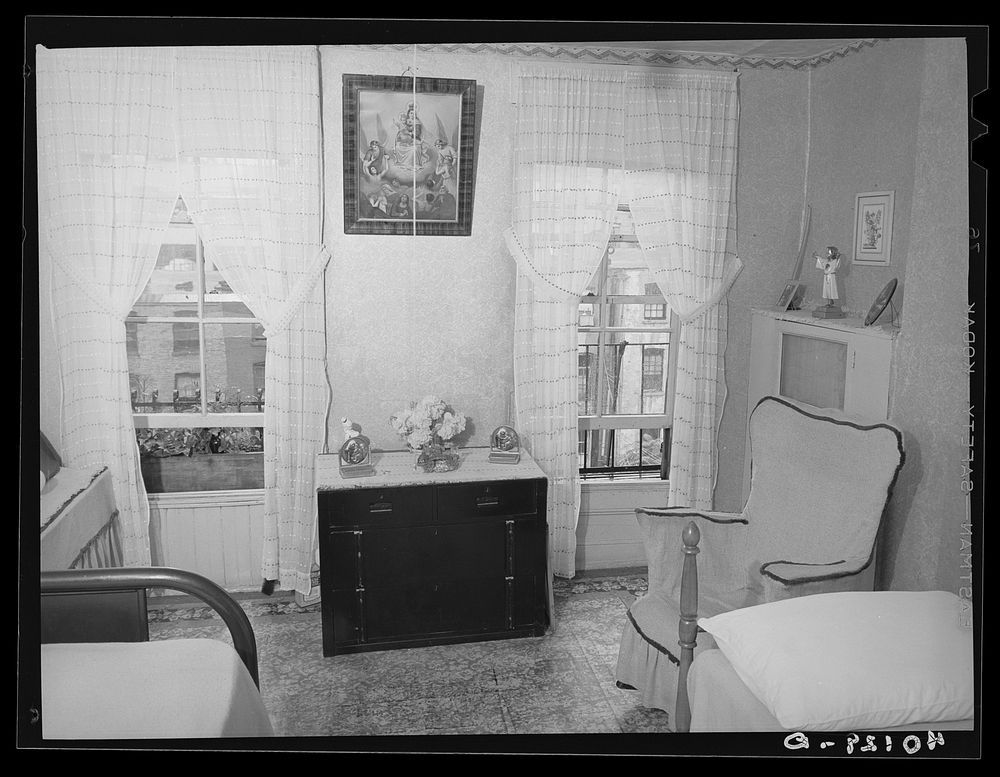 New York, New York. The bedroom of Mr. Montefiori's daughter. Sourced from the Library of Congress.