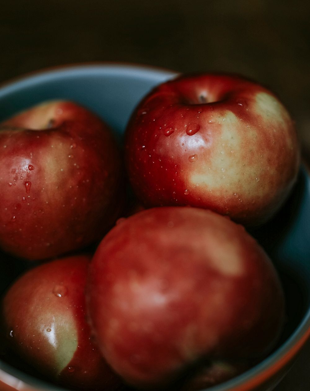 Fresh ripe apples in a bowl