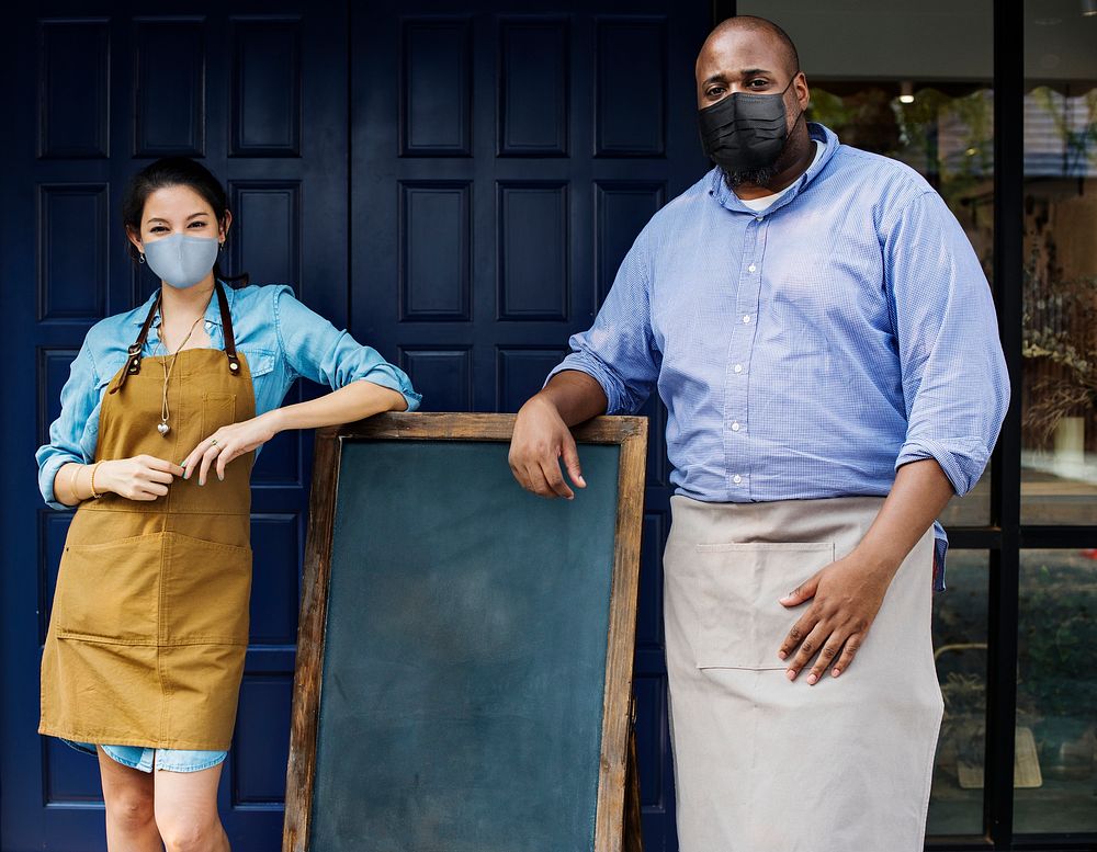 Business owners in face mask at cafe