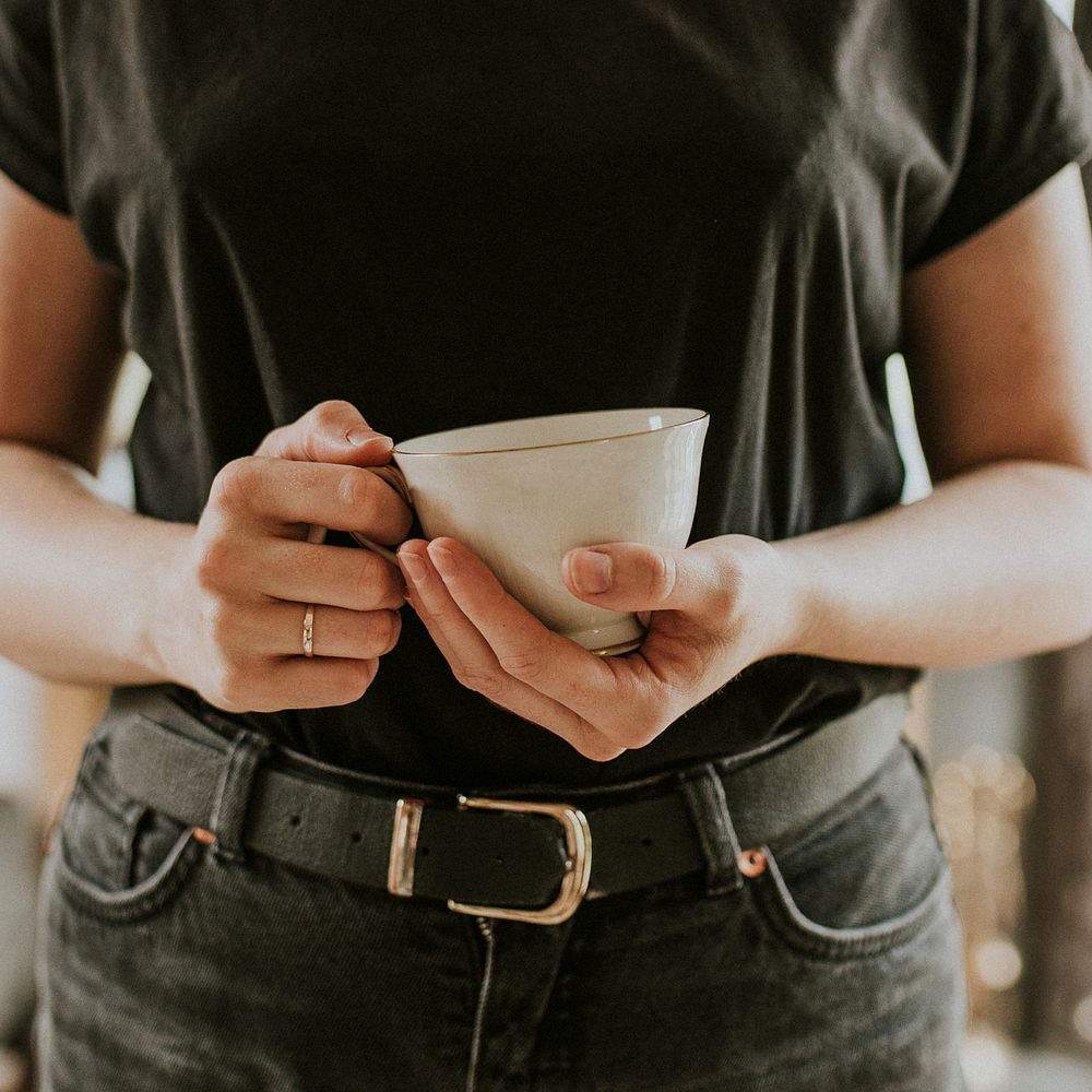 Woman with a tea cup mockup in her hands psd