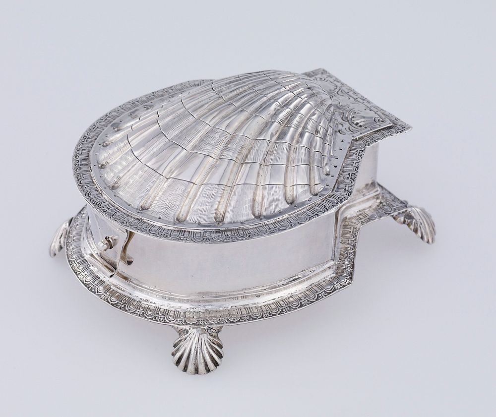 shell-shaped covered spice box; James I; oval body with flat back divided into two sections; ovolo mount, on four shell…