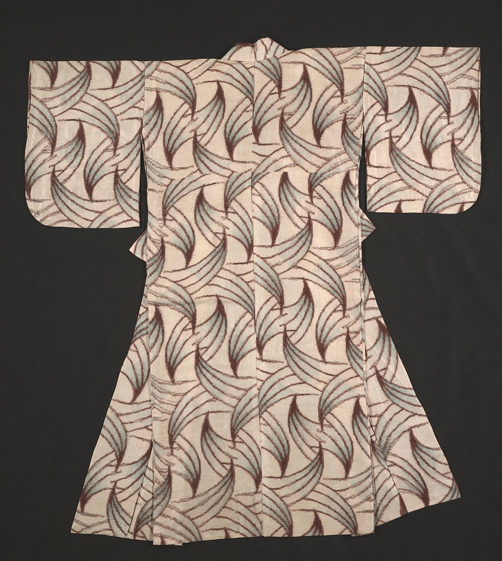 Beige kimono with dark brown and light green leaf motif. Original from the Minneapolis Institute of Art.