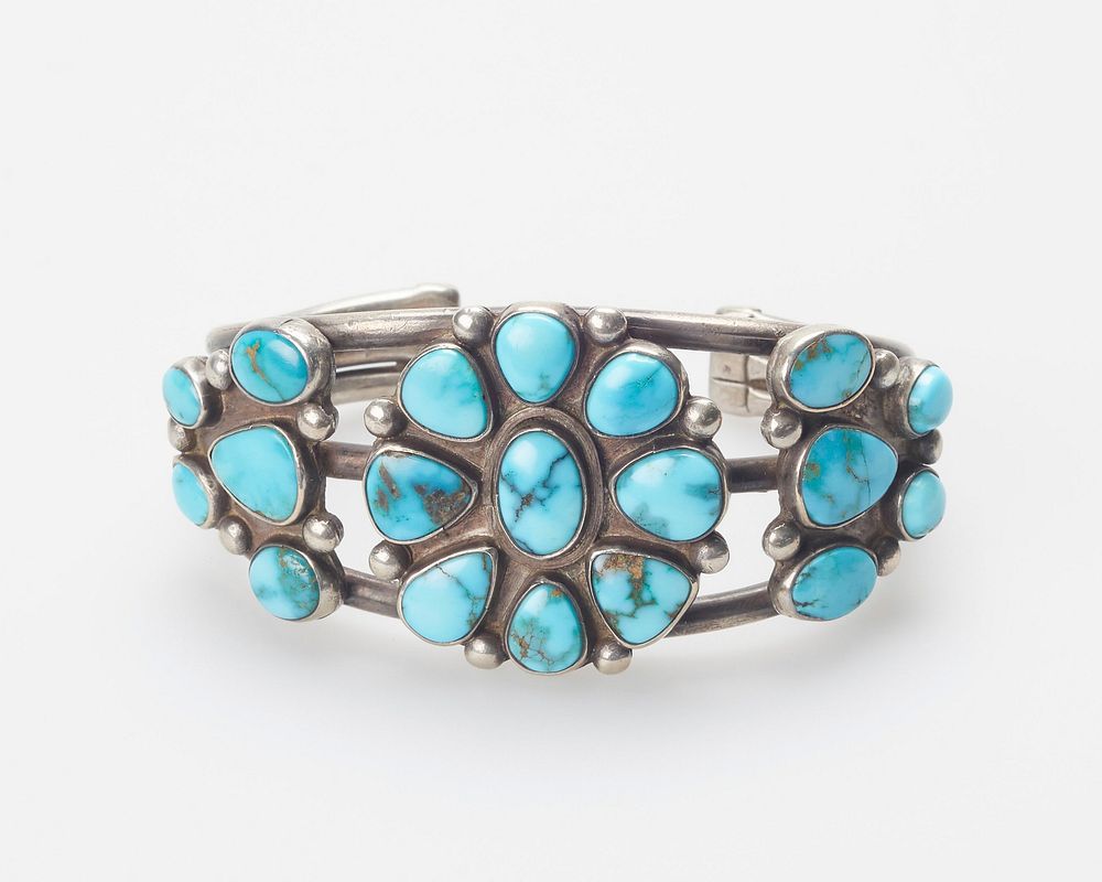 Three silver wires; 19 oval and elliptical Burnham turquoises in central clusters, flanked by two half-clusters, teardrop…