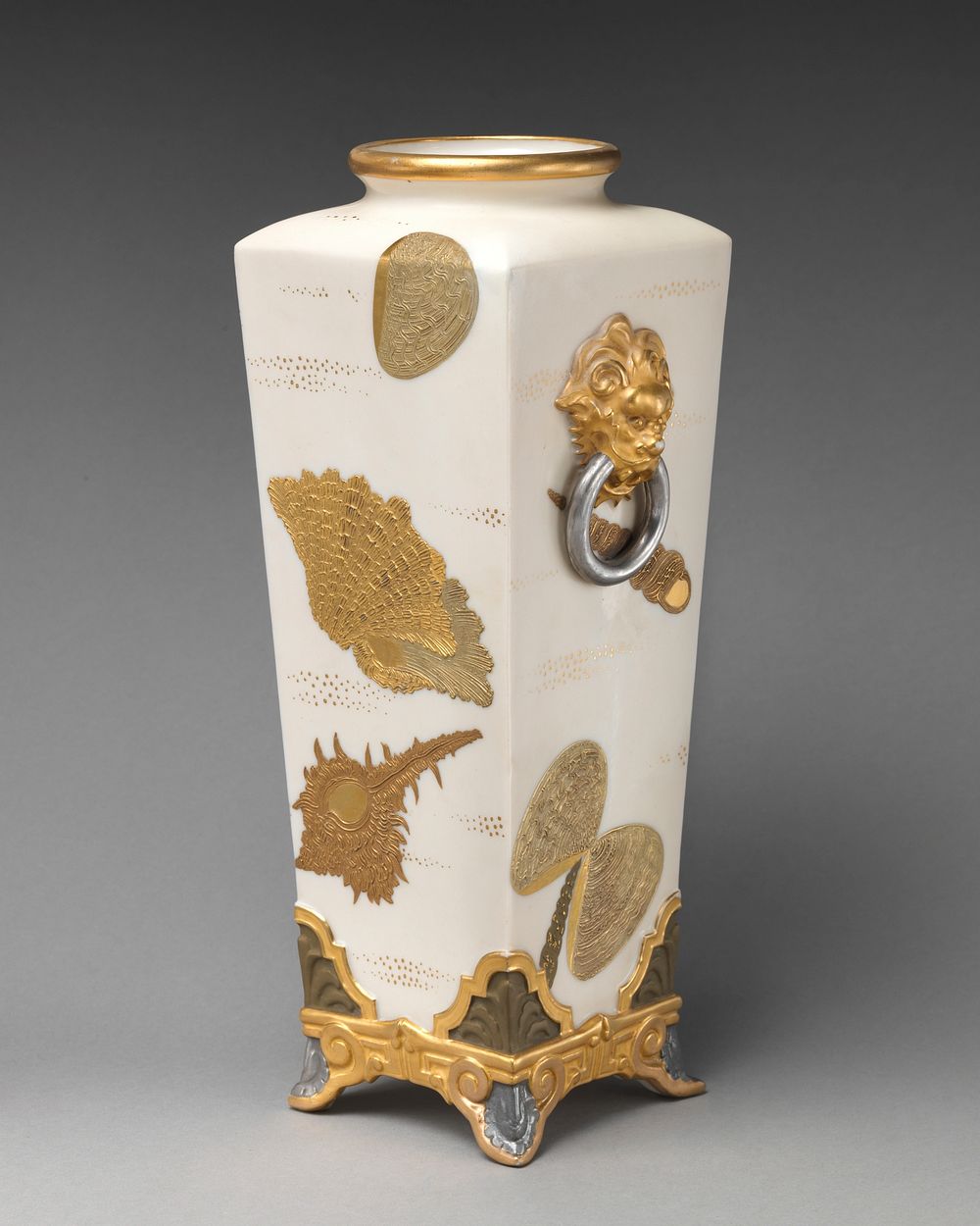 Vase with gold sea shell motifs