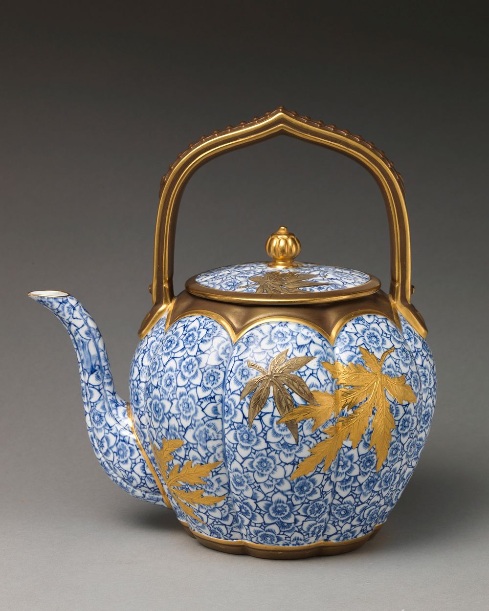 Teapot with fixed handle