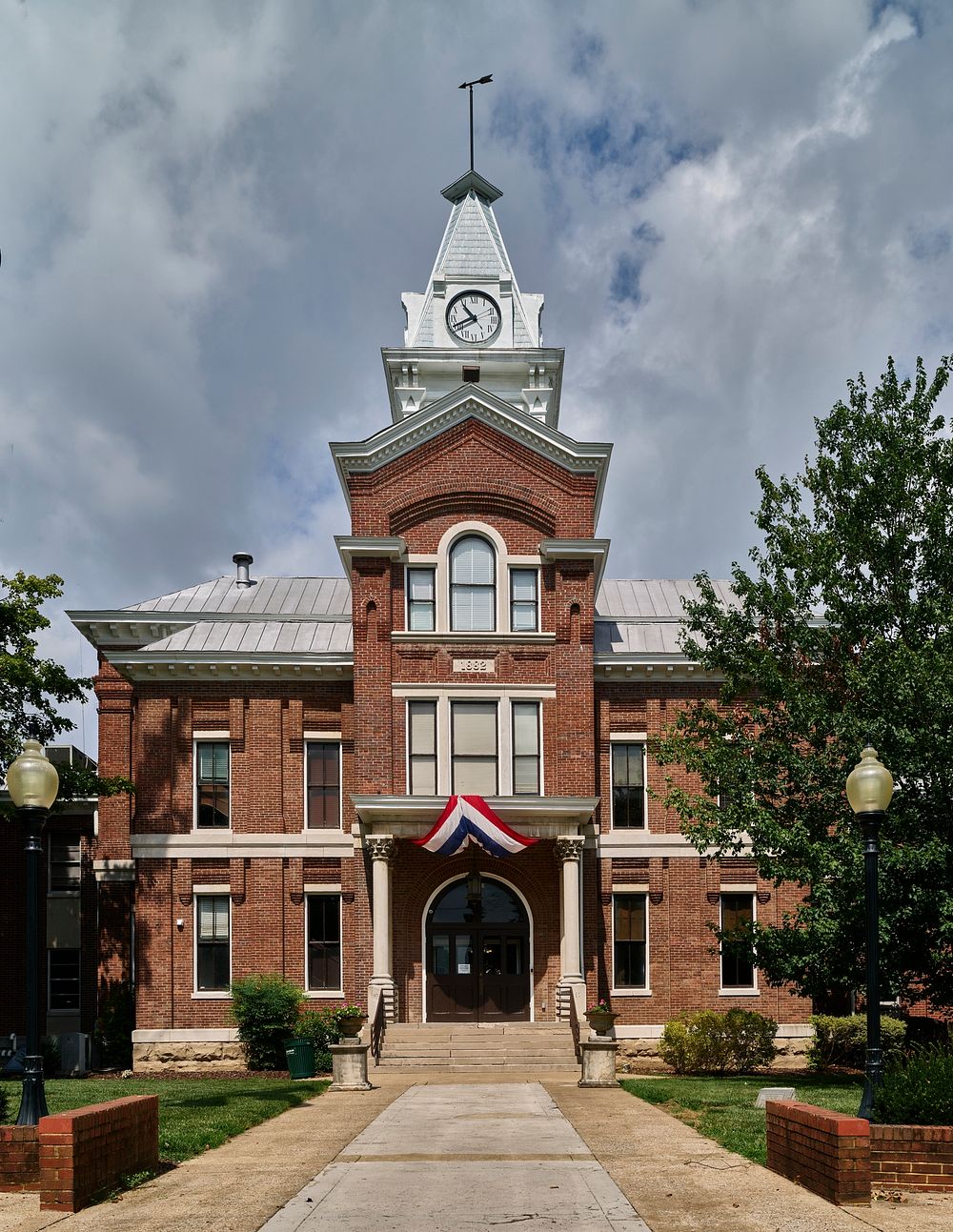                         The old Simpson County Courthouse in Franklin, Kentucky, completed in 1882                        