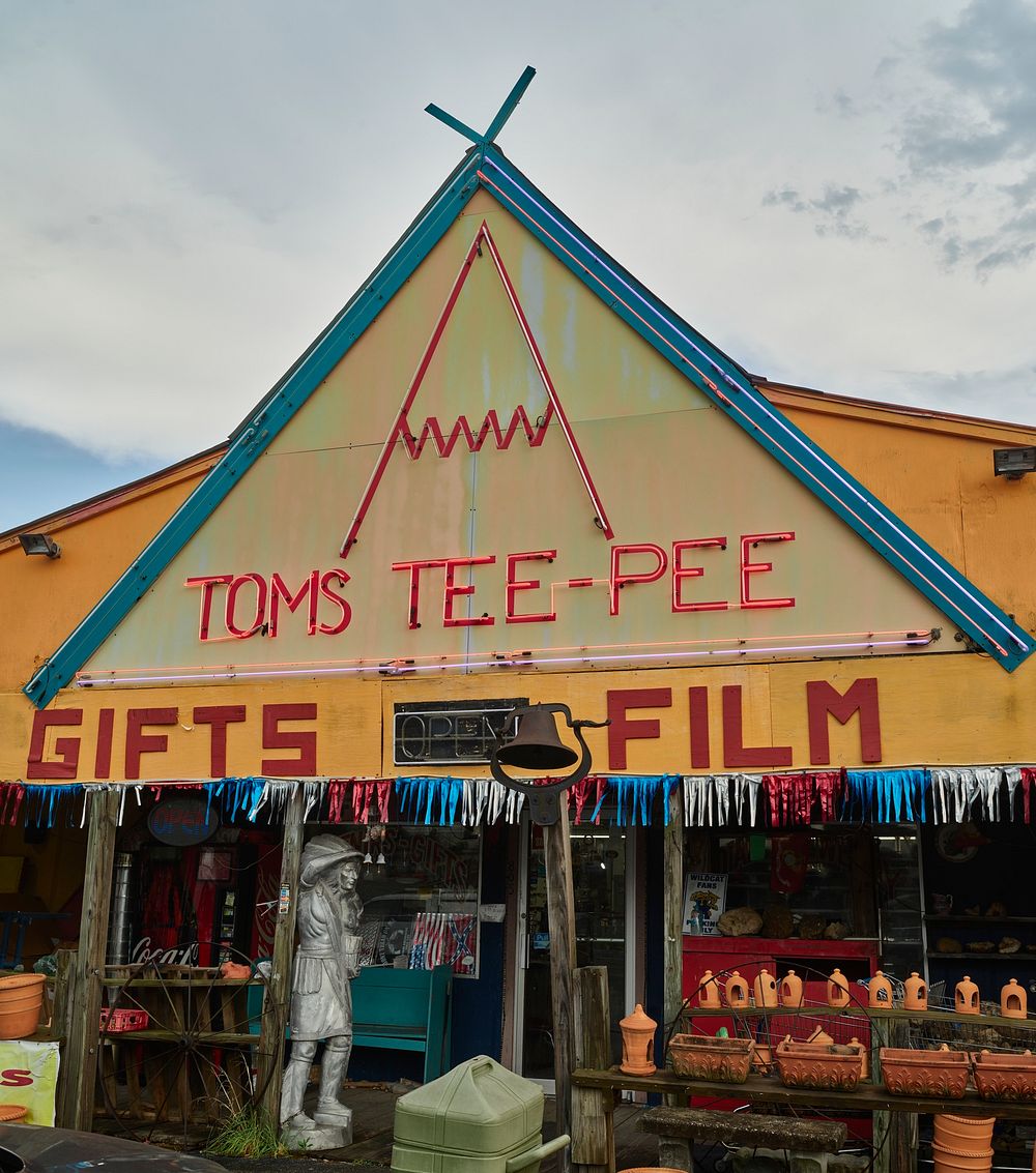                         Tom's Tee-Pee souvenir shop, one of several old-style roadside attractions in tiny Cave City…