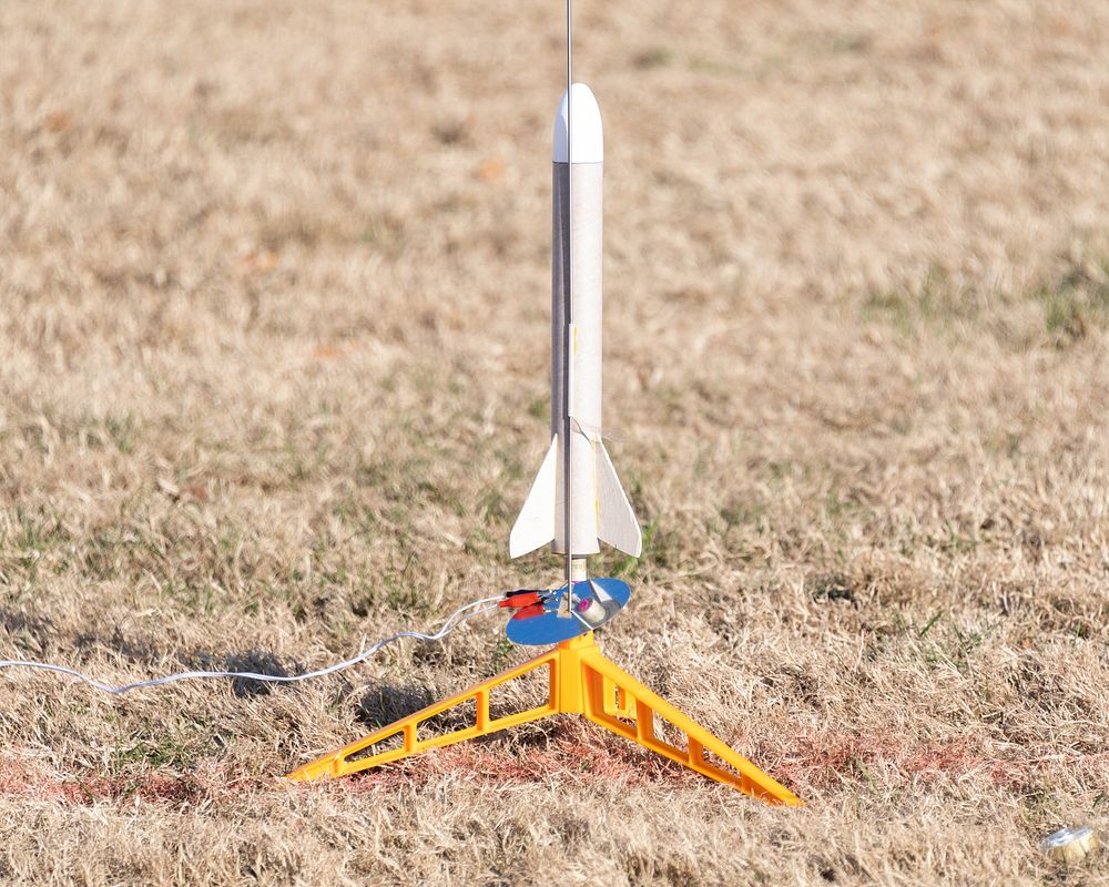 ANNAPOLIS, Md. (Nov. 23, 2021) U.S. Naval Academy midshipmen from an Engineering class launched their test rockets on…