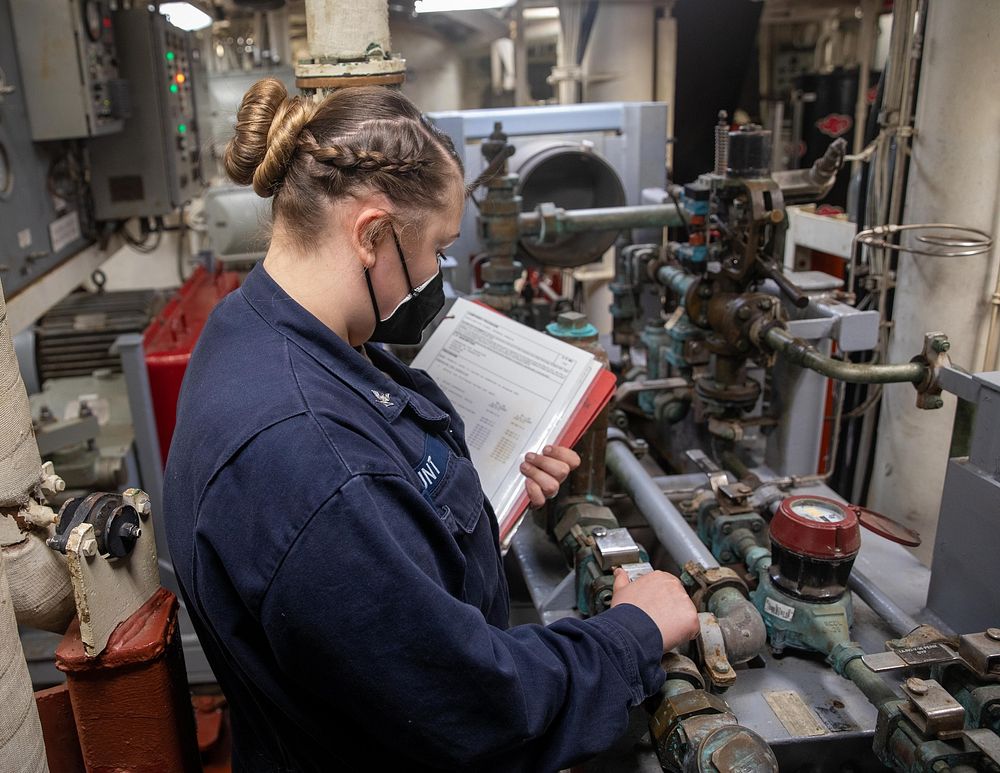 EASTERN ATLANTIC OCEAN (Jan. 1, 2022) Machinist&rsquo;s Mate 3rd Class Kitiara Hunt aligns a reverse osmosis plant in a main…