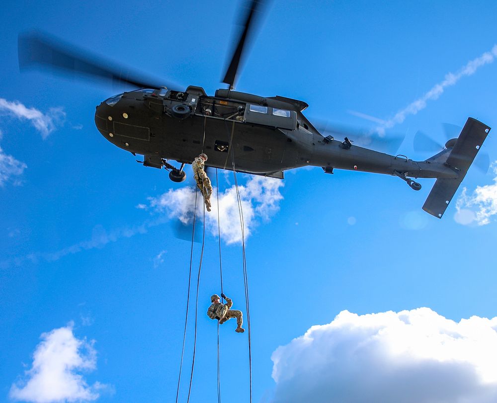 10th CAB Supports Light Fighters SchoolU.S. Army Soldiers from on Fort Drum, Ny. conduct rappel training during their air…