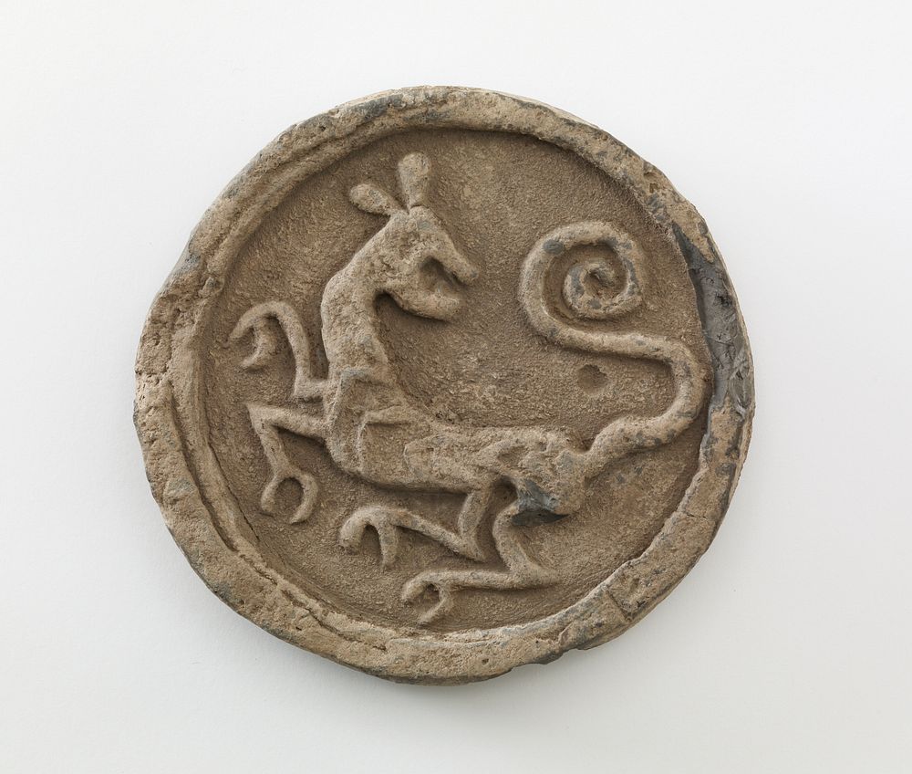 Circular tile with design of dragon