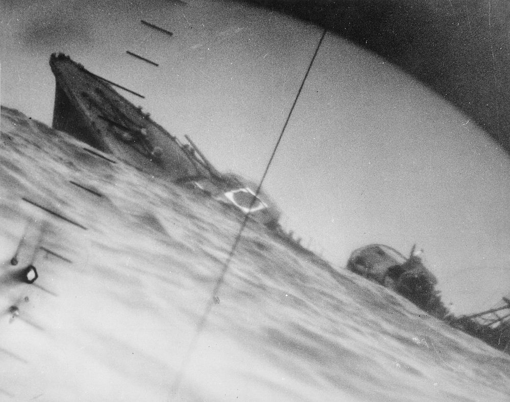 Sinking of the Japanese destroyer Yamakaze on 25 June 1942 approximately 110 km southeast of Yokosuku, Japan, photographed…