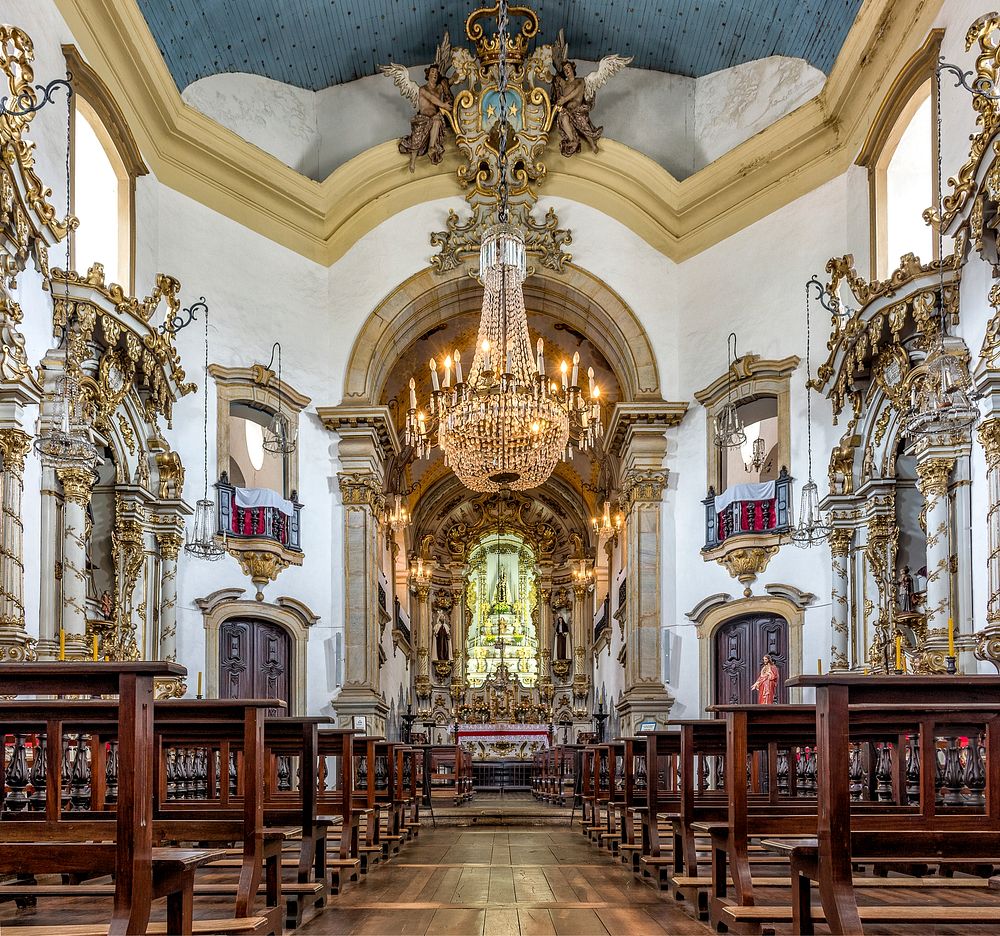 Interior da Igreja de Nossa Senhora do Carmo em Ouro Preto, ao fundo o altar-mor.