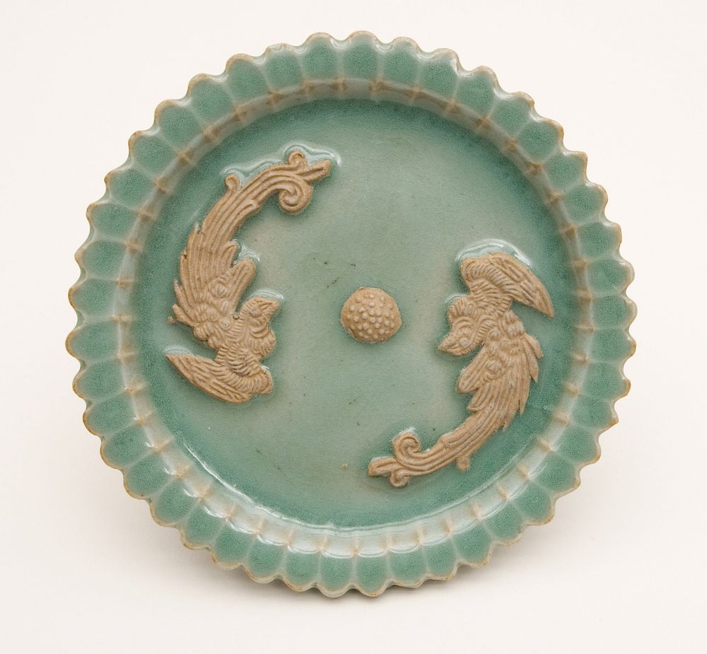 Scalloped-Rim Dish with Confronted Phoenixes and Floral Stamen