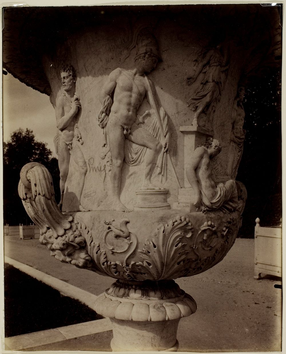 Versailles, Vase par Cornu by Jean-Eugène-Auguste Atget