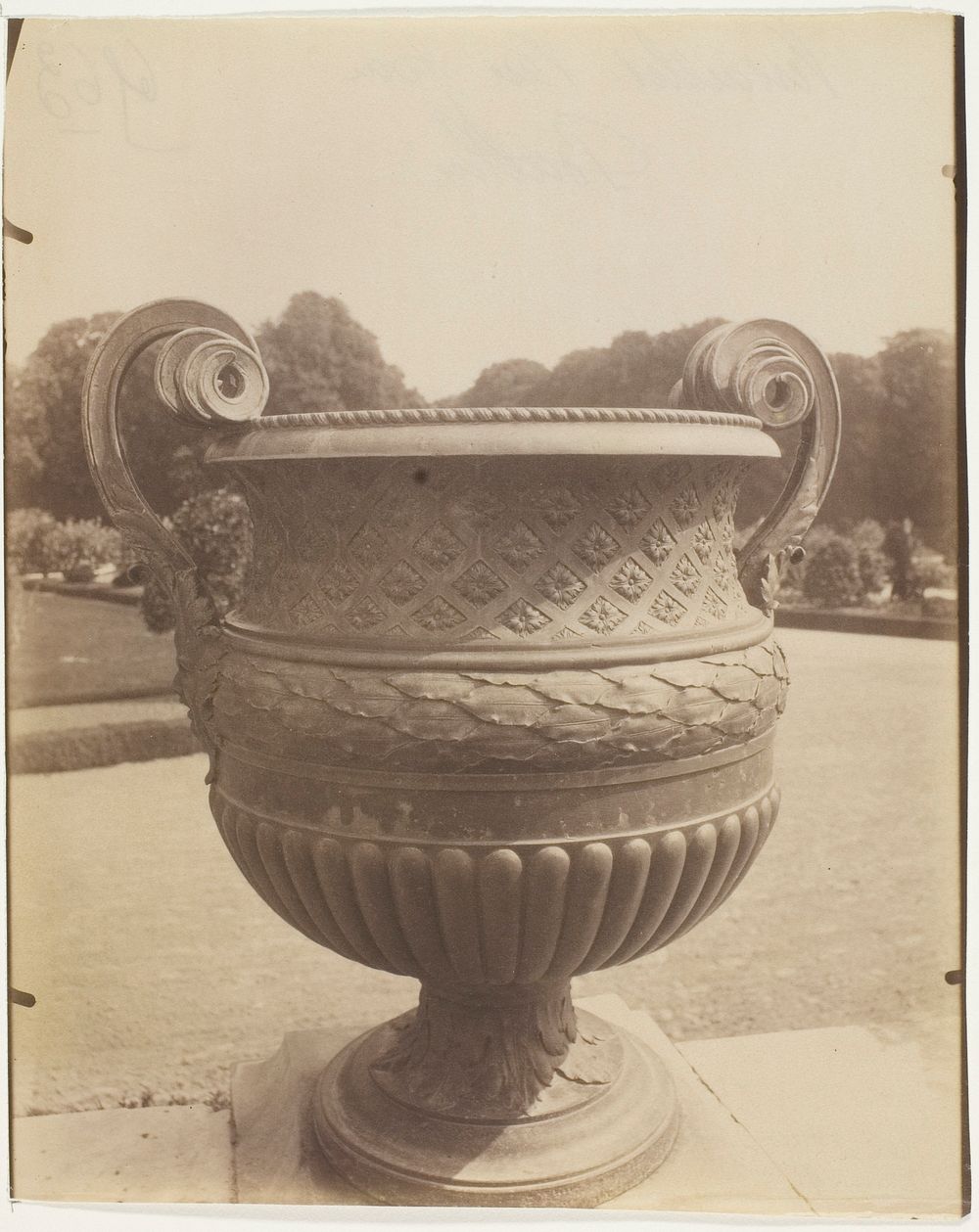 Versailles, Vase par Ballin by Jean-Eugène-Auguste Atget