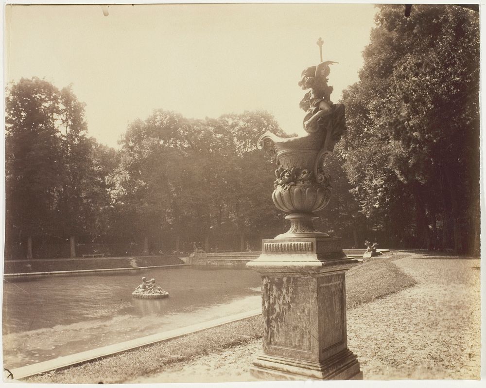 Versailles, Grand Trianon, (Vase en Plomb par Le Lorrain) by Jean-Eugène-Auguste Atget