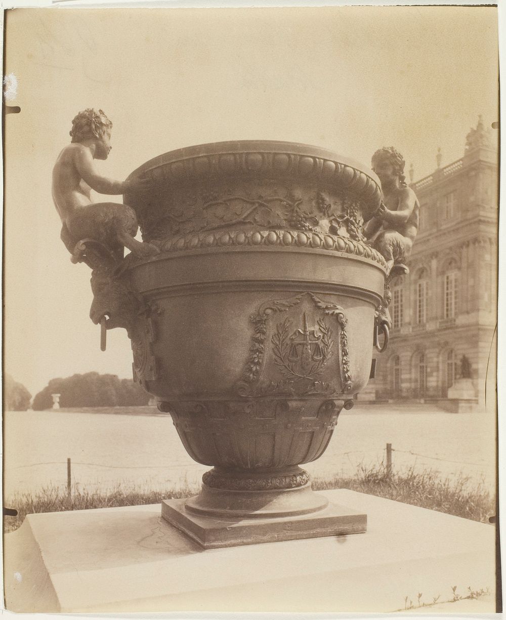 Versailles, Vase par Ballin by Jean-Eugène-Auguste Atget