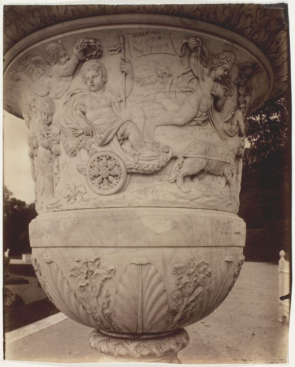 Versailles, Vase by Jean-Eugène-Auguste Atget