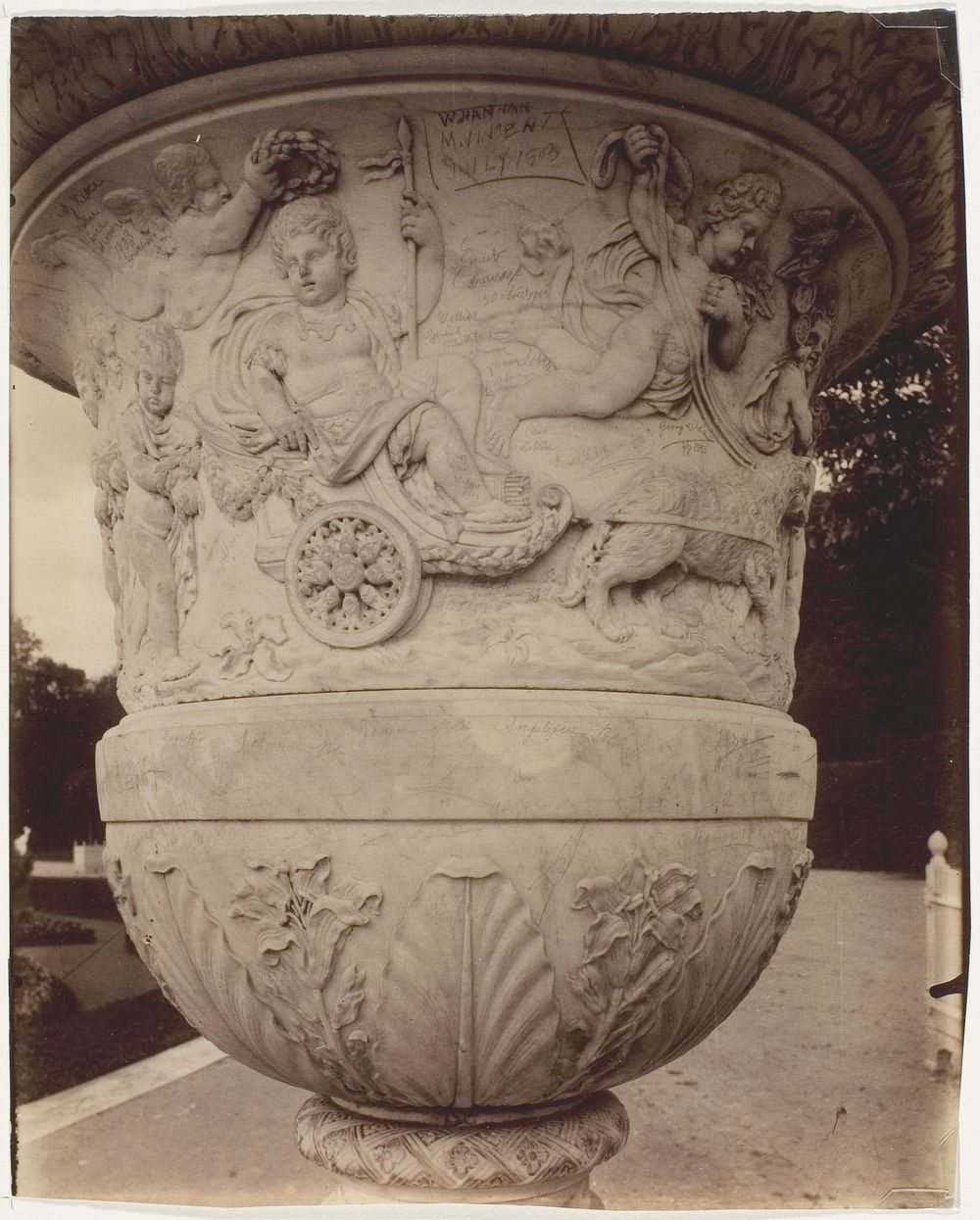 Versailles, Vase by Jean-Eugène-Auguste Atget