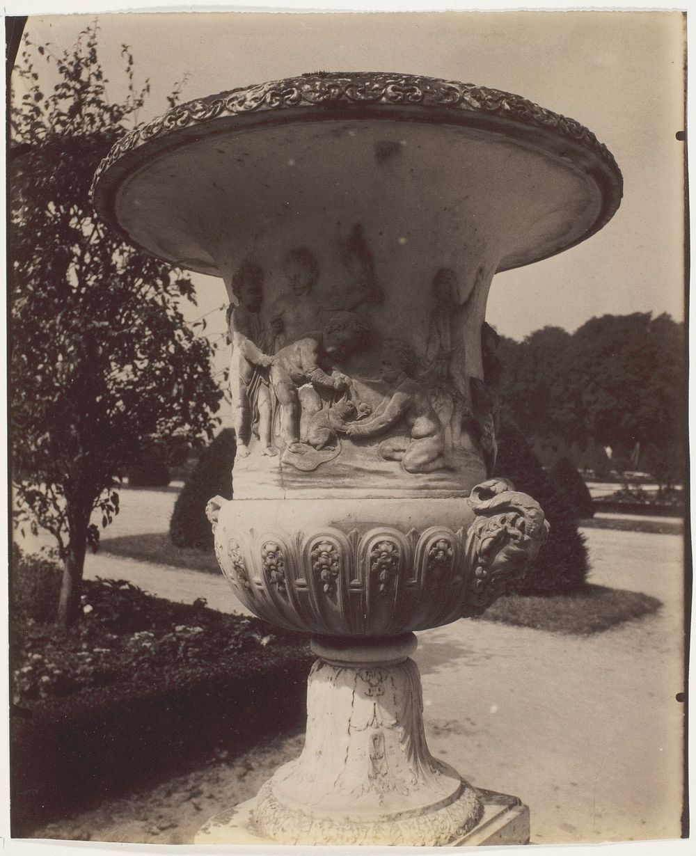 Versailles, Vase by Jean-Eugène-Auguste Atget