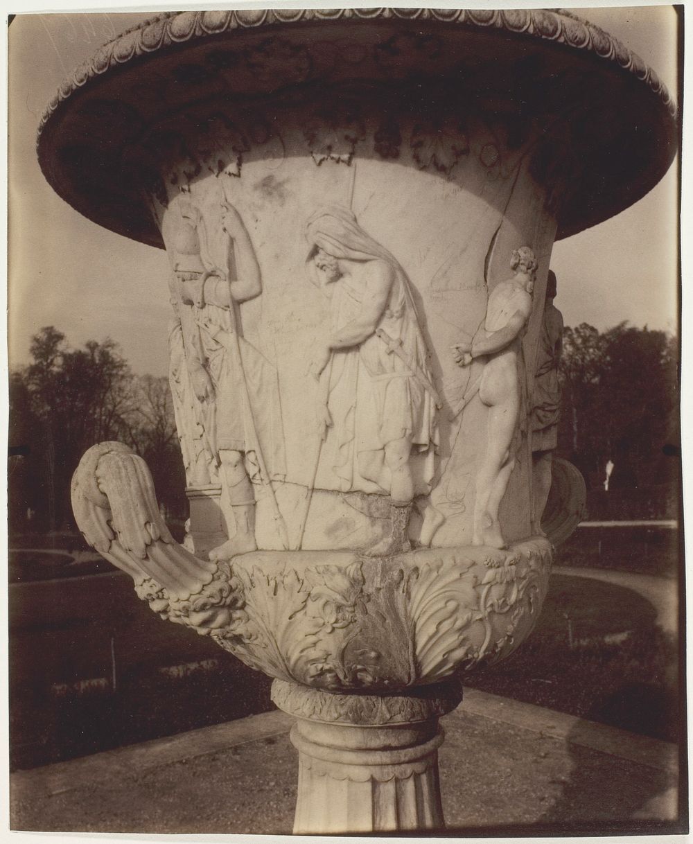 Versailles, Vase par Cornu by Jean-Eugène-Auguste Atget