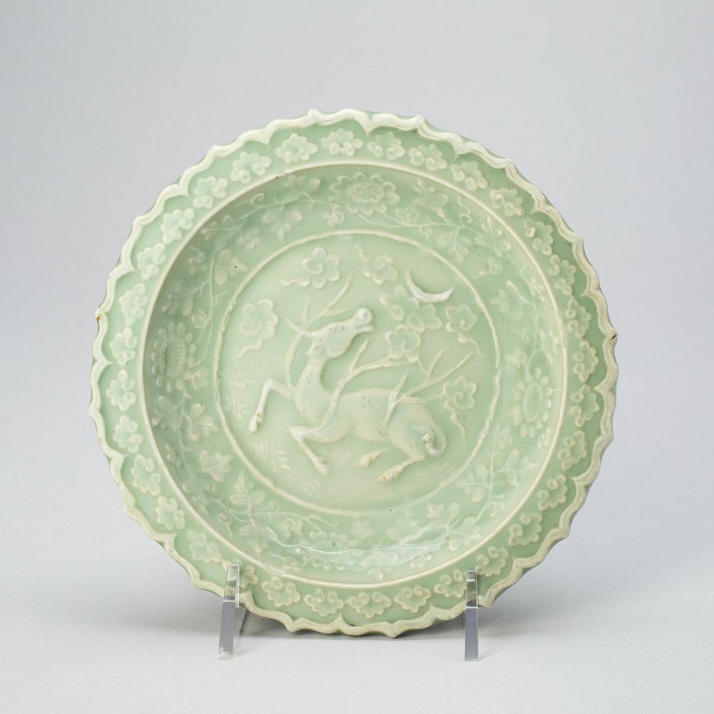 Foliate Dish with Bovine (Xiniu) Gazing at a Crescent Moon