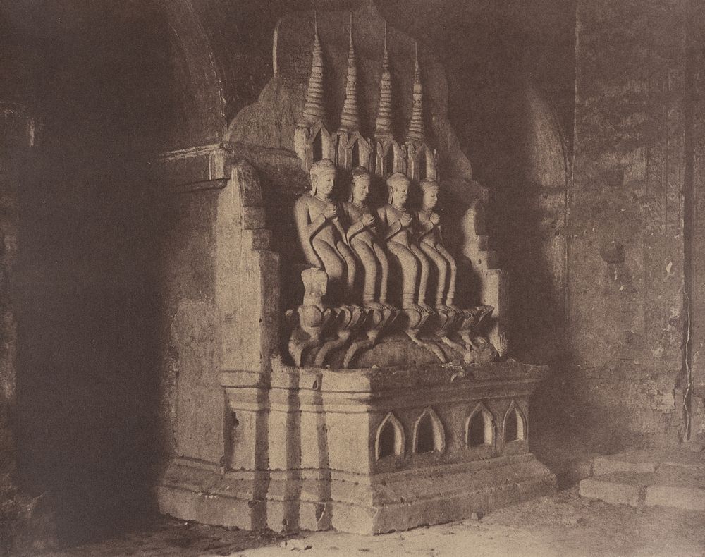 No. 23. Pugahm Myo [Pagan]. Figures in Damayangyee Pagoda [Dhamma-yan-gyi]. by Linnaeus Tripe
