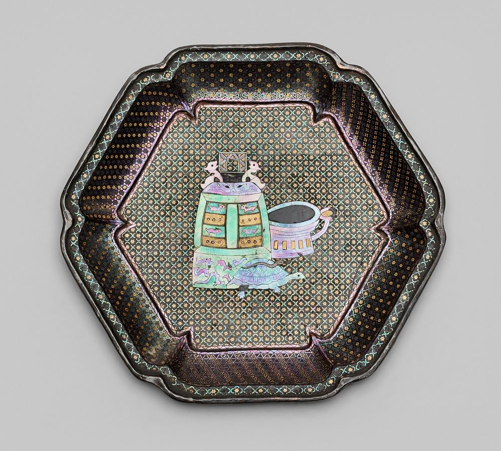 Dish with Images of Ancient Bronzes