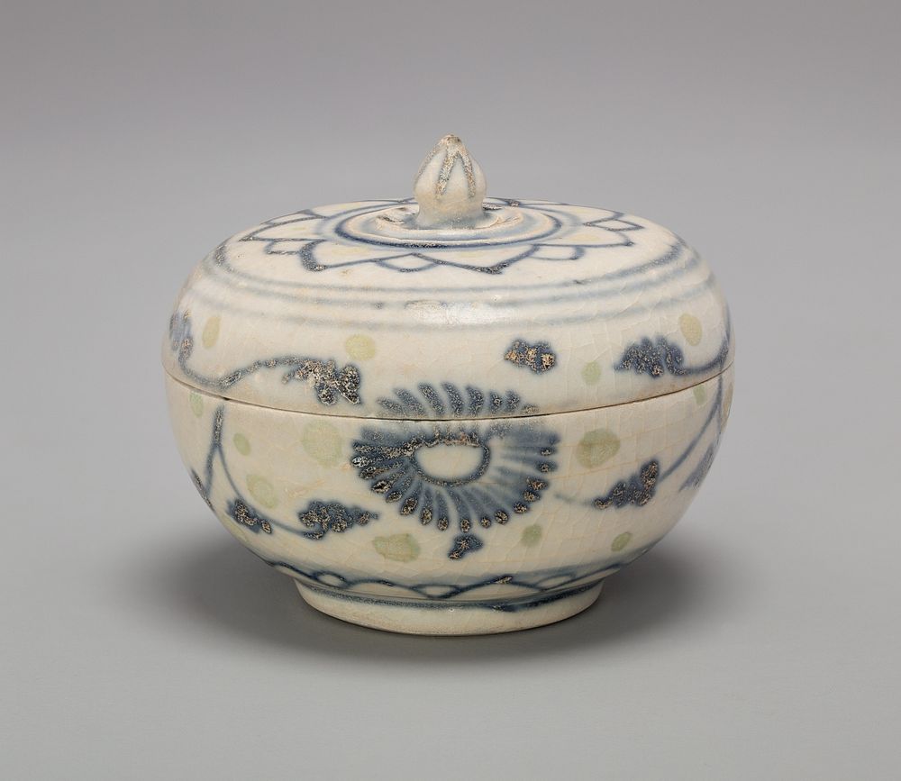 Covered Box with Lotus Bud Knob and Lotus Flower Motif on Lid