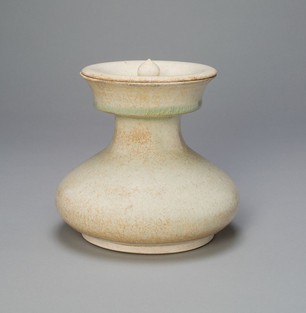 Broad Pear-Shaped Jar with Concave Lid