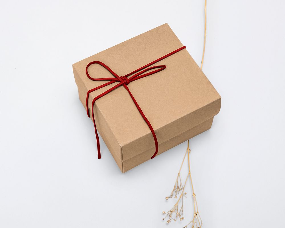 Kraft gift box mockup psd with red bow rope in minimal style