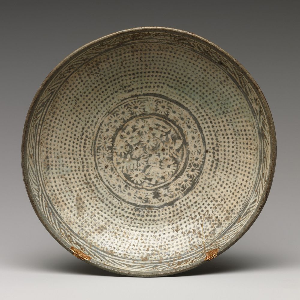 Dish with inscription and decorated with chrysanthemums and rows of dots