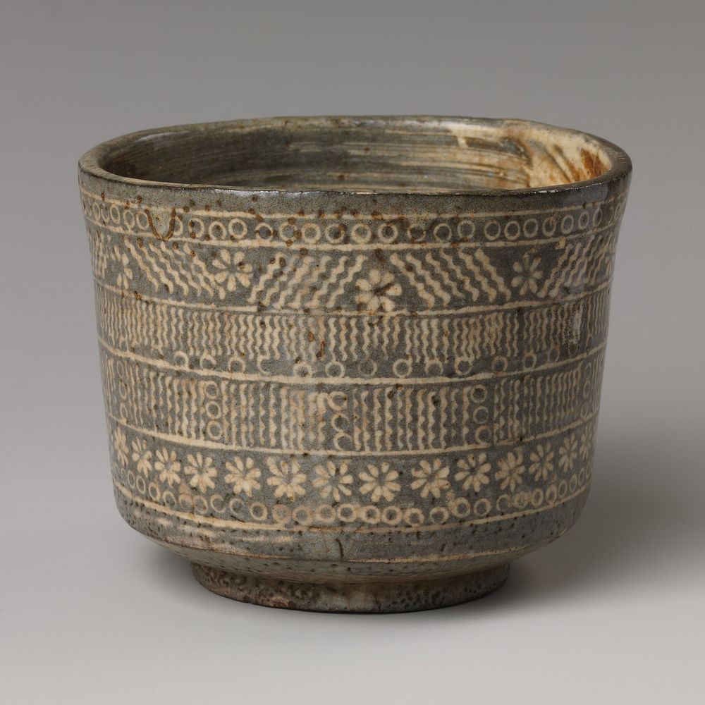 Tea bowl with decoration of chrysanthemums and wavy lines
