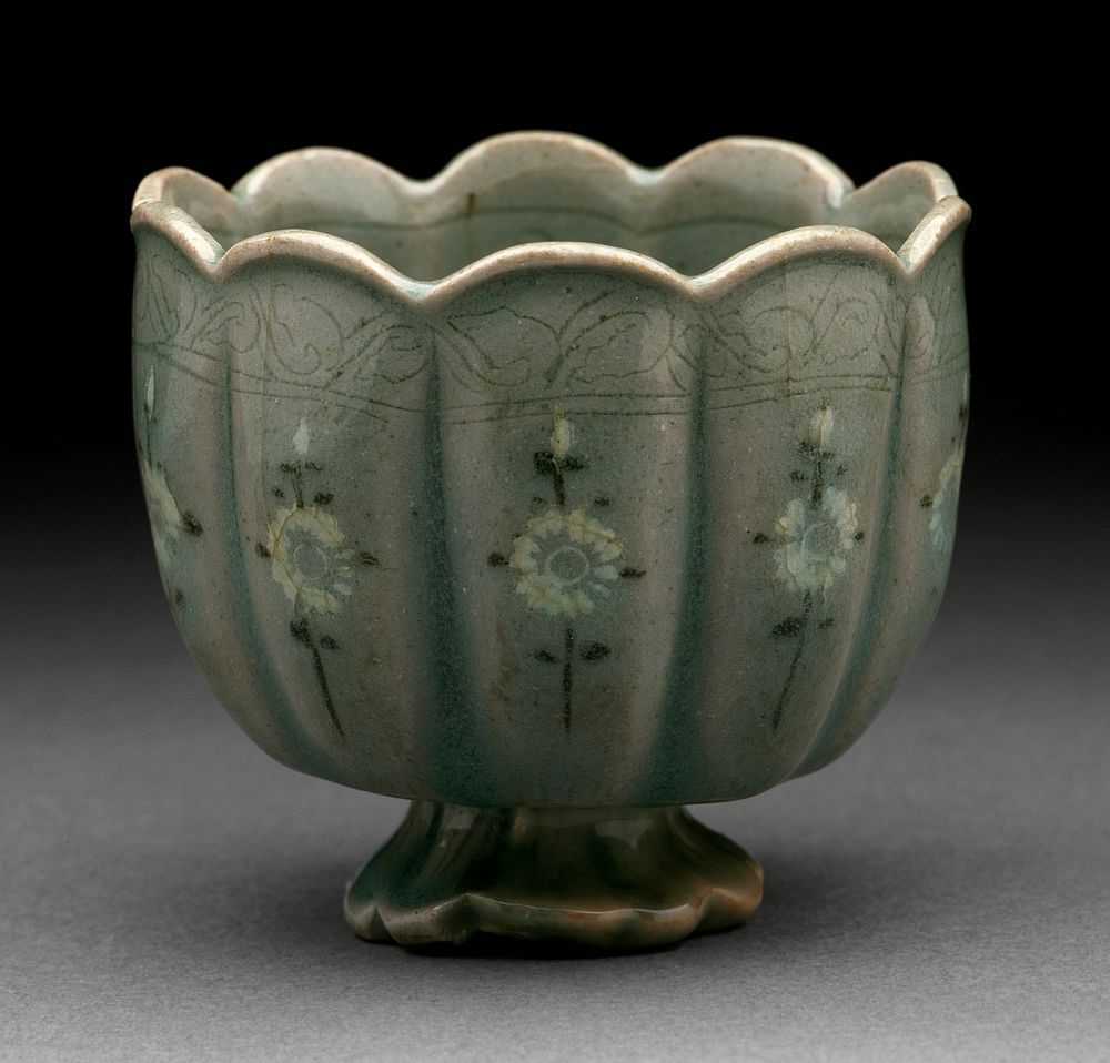 Flower - shaped Cup with Inlaid Chrysanthemum Spray Design