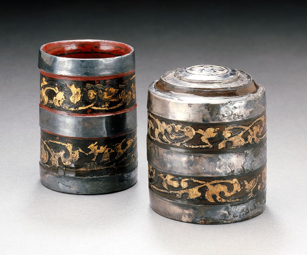 Small Round Lidded Cosmetic Box (Lian) with Scrolling Clouds and Birds