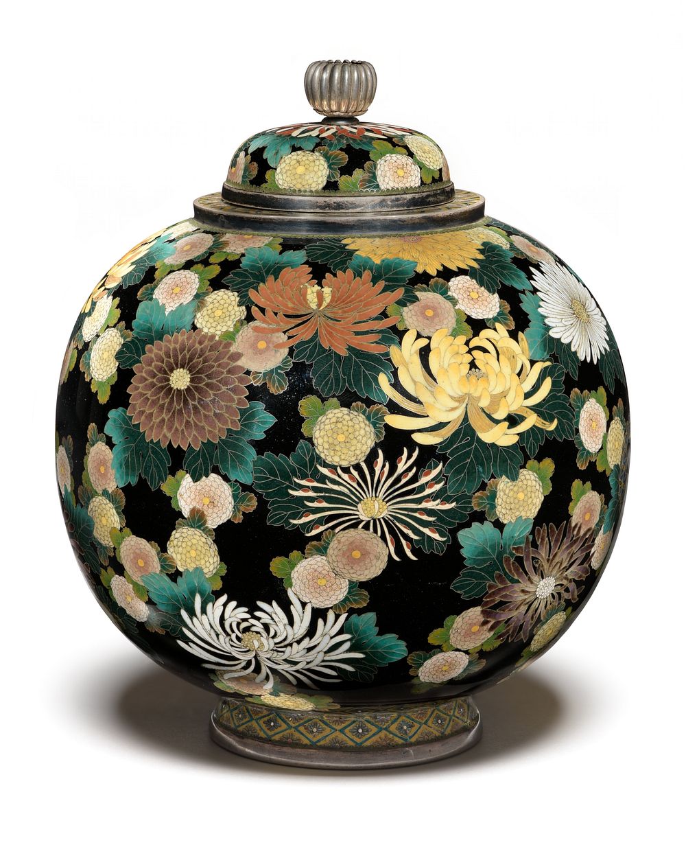 Lidded Jar with Design of Chrysanthemums by Namikawa Yasuyuki