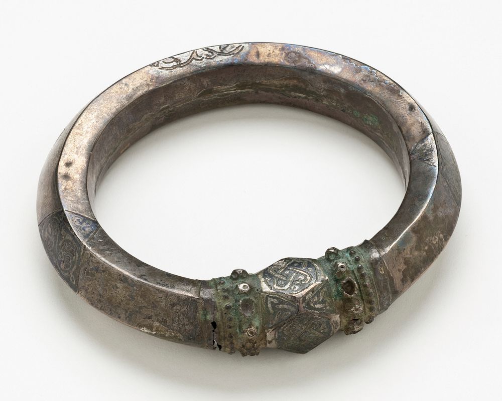 Silver (?) Bracelet, wide with several facets closed by a small shaft with bead work and engraved design on the facets, 4…
