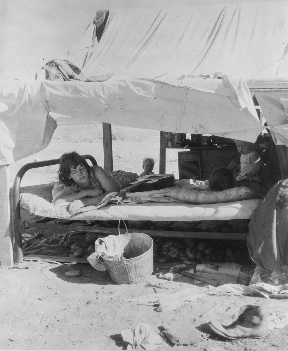 Oklahoma potato picker's family encamped on the flats near Shafter, California. Sourced from the Library of Congress.