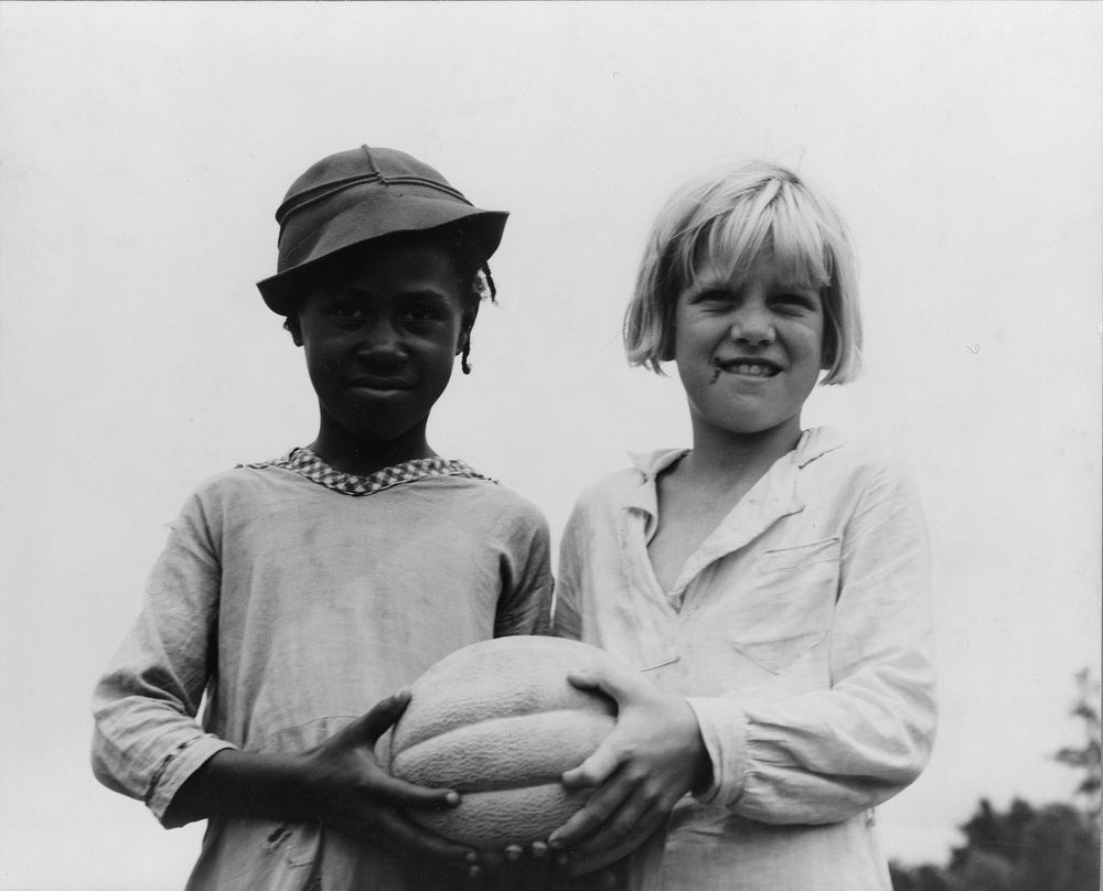Children at Hill House, Mississippi by Dorothea Lange