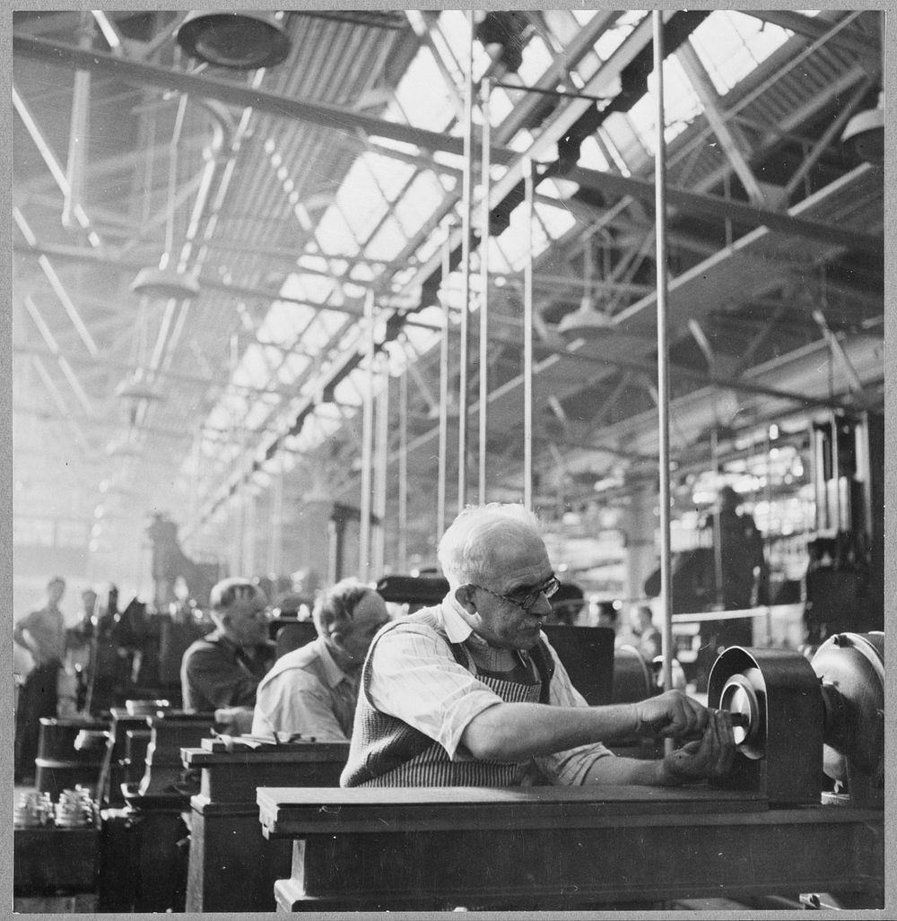 Old workman at the Hamilton Standard Propeller works at East Hartford, Connecticut. Sourced from the Library of Congress.