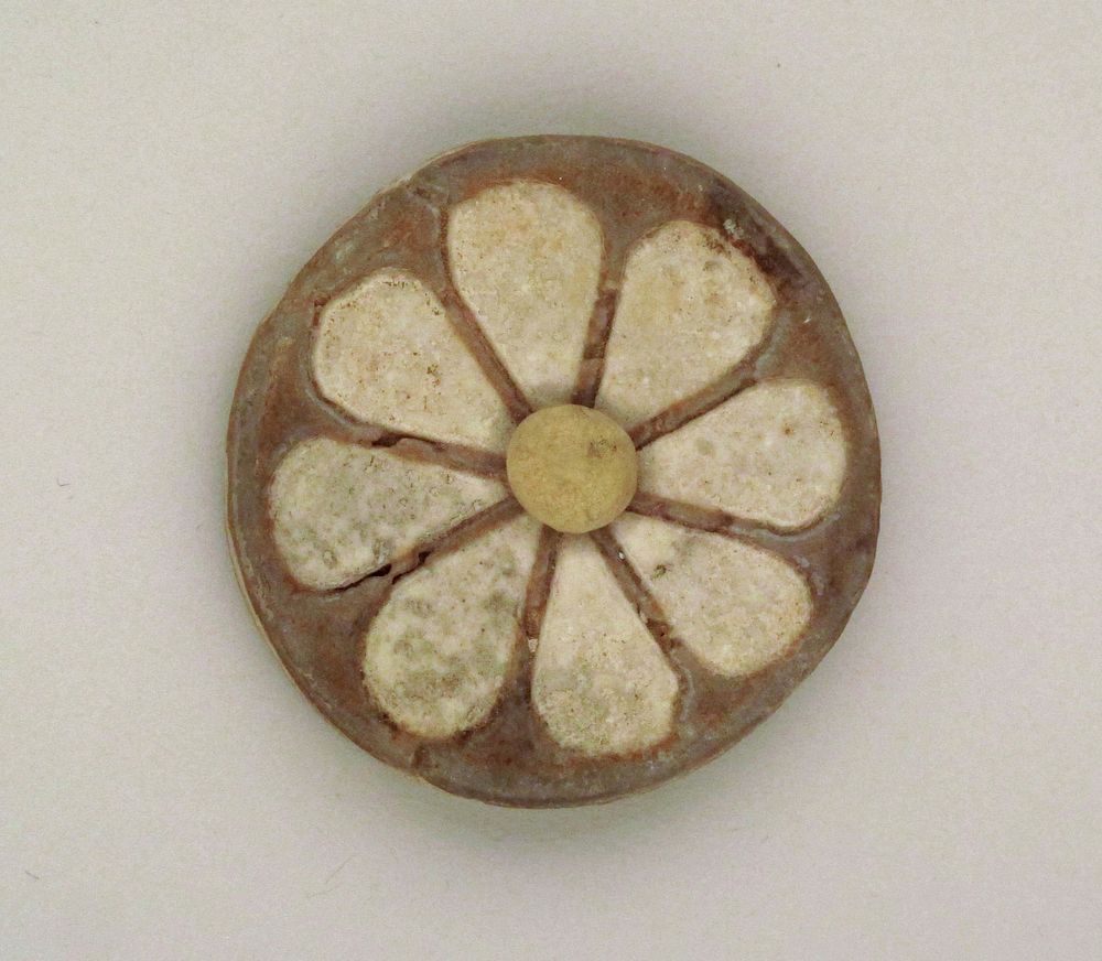 Roundel with daisy pattern